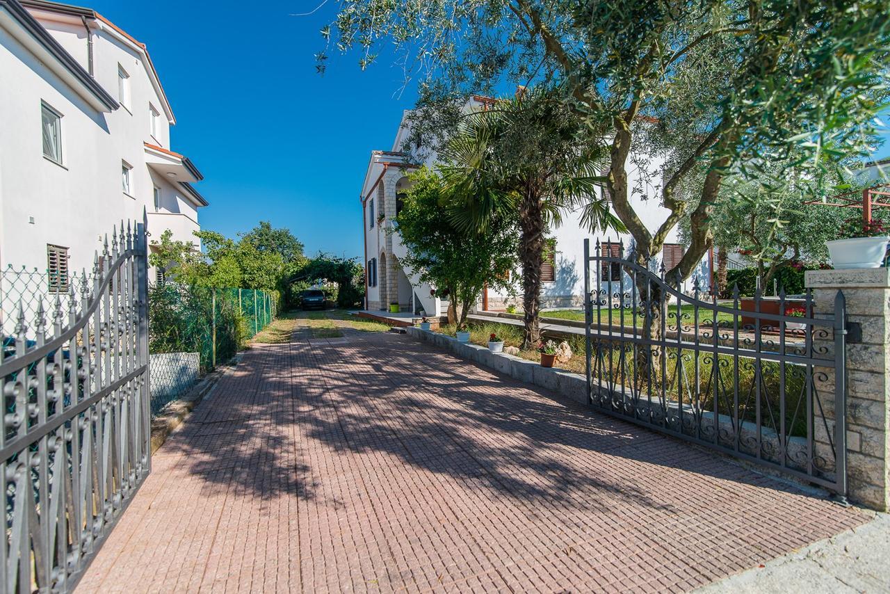 Apartments Dino Пореч Екстер'єр фото